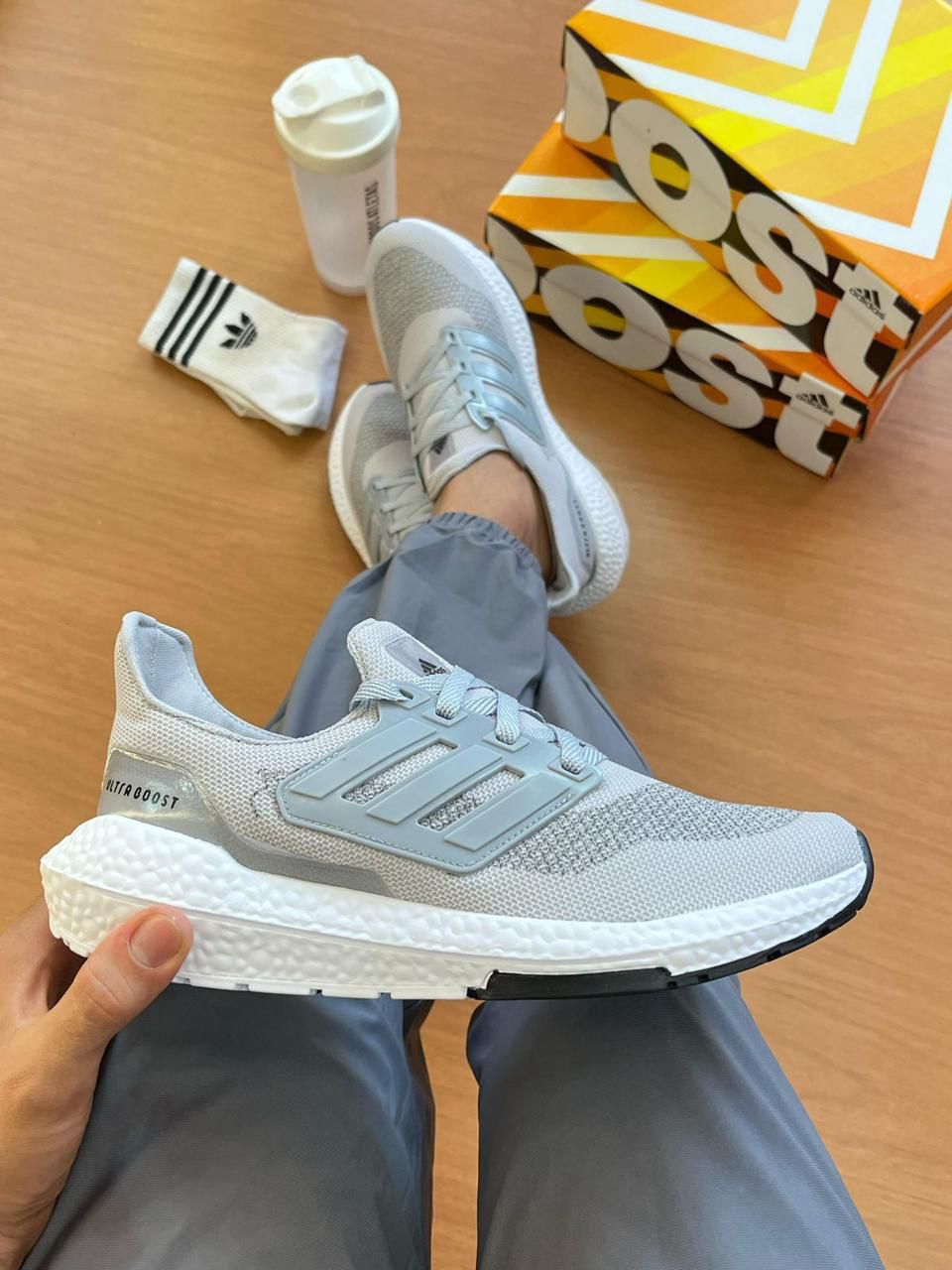 Adidas Ultra Boost cinza claro